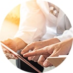 Врачи смотрят в планшет